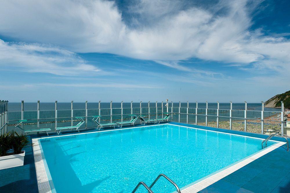 Hotel Napoleon Cattolica Extérieur photo